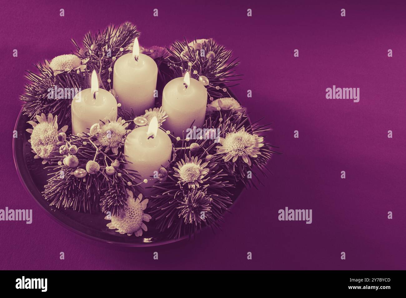 quattro candele bianche per l'avvento, decorazioni con fiori e pini, isolate, quattro candele per l'avvento, spazio per copie, Foto Stock