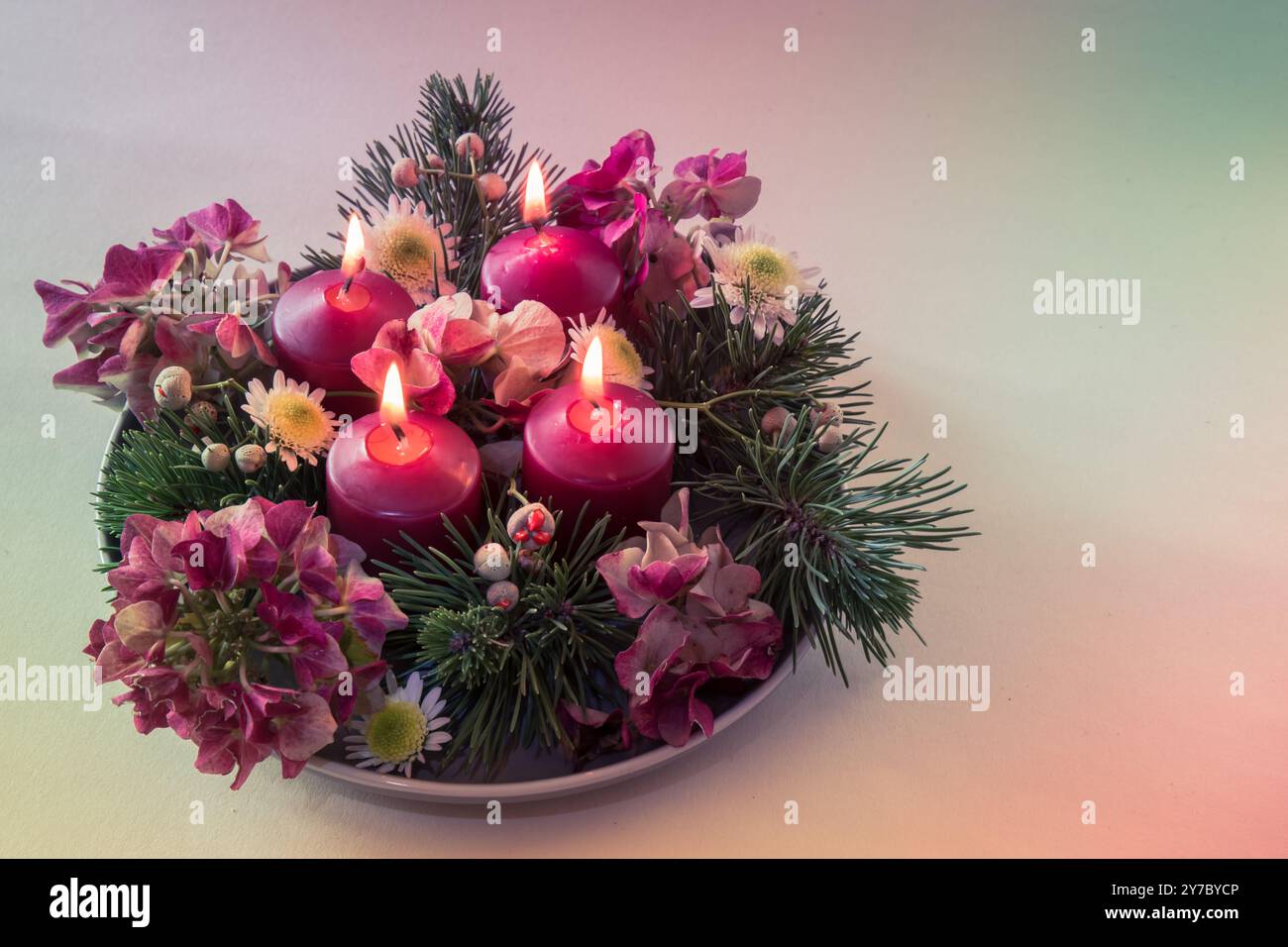 quattro candele bianche dell'avvento, decorazioni a corona con fiori e pini, isolate, quattro candele dell'avvento in fiamme Foto Stock