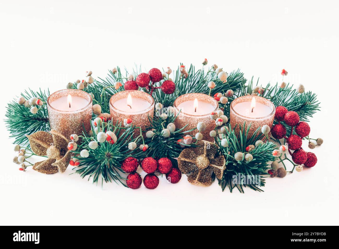 quattro candele bianche dell'avvento, decorazioni a corona con fiori e pino, isolate, quattro candele in fiamme Foto Stock