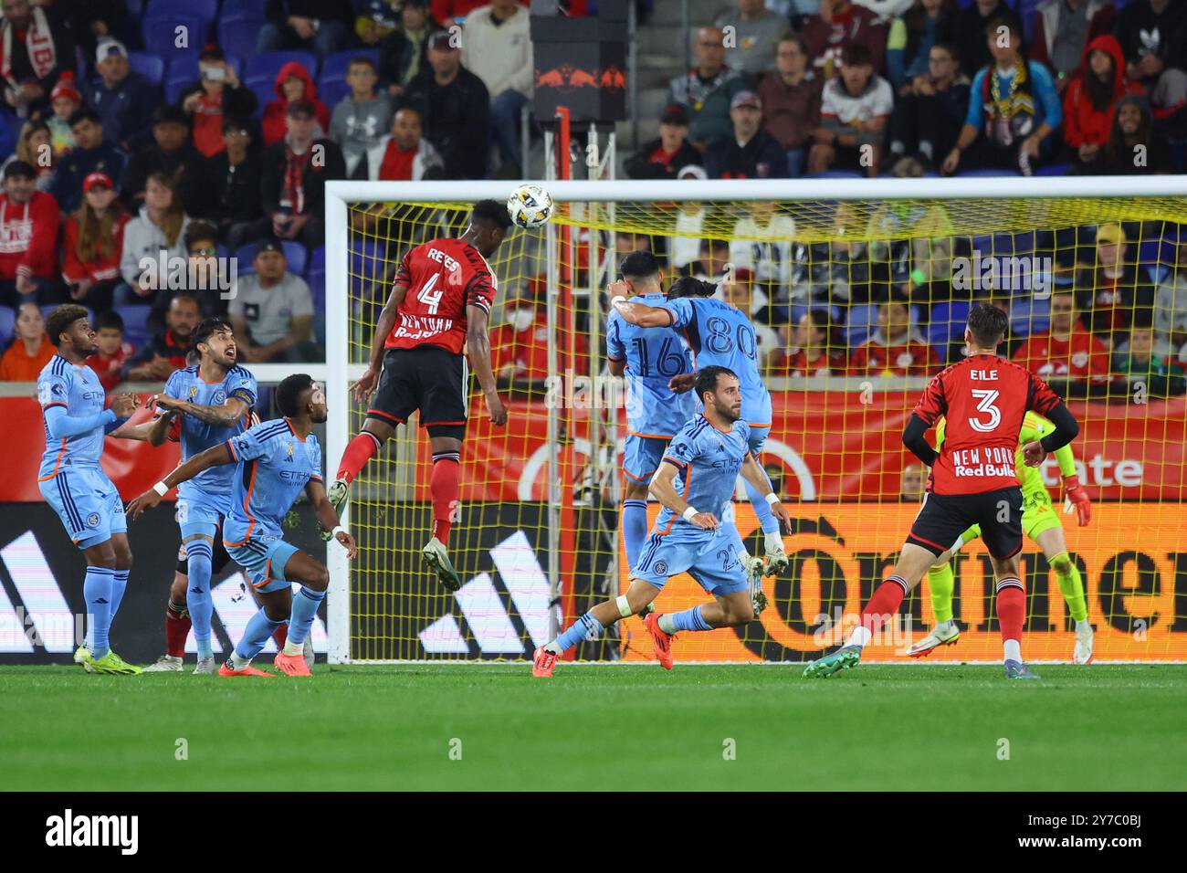 Il difensore dei New York Red Bulls Andrés Reyes #4 salta in vantaggio per deviare il Bal durante l'azione nella partita di Major League Soccer contro i New York Red Bulls alla Red Bull Arena di Harrison, N.J., sabato 28 settembre 2024. (Foto: Gordon Donovan) Foto Stock