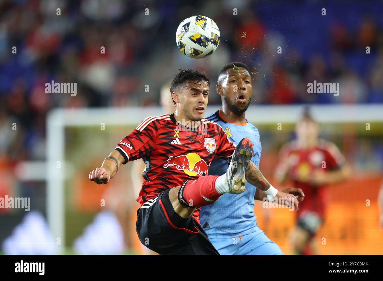 Il difensore dei New York Red Bulls Juan González n. 20 e il centrocampista del New York City FC Andrés Perea n. 8 durante l'azione nella partita di Major League Soccer contro i New York Red Bulls alla Red Bull Arena di Harrison, N.J., sabato 28 settembre 2024. (Foto: Gordon Donovan) Foto Stock