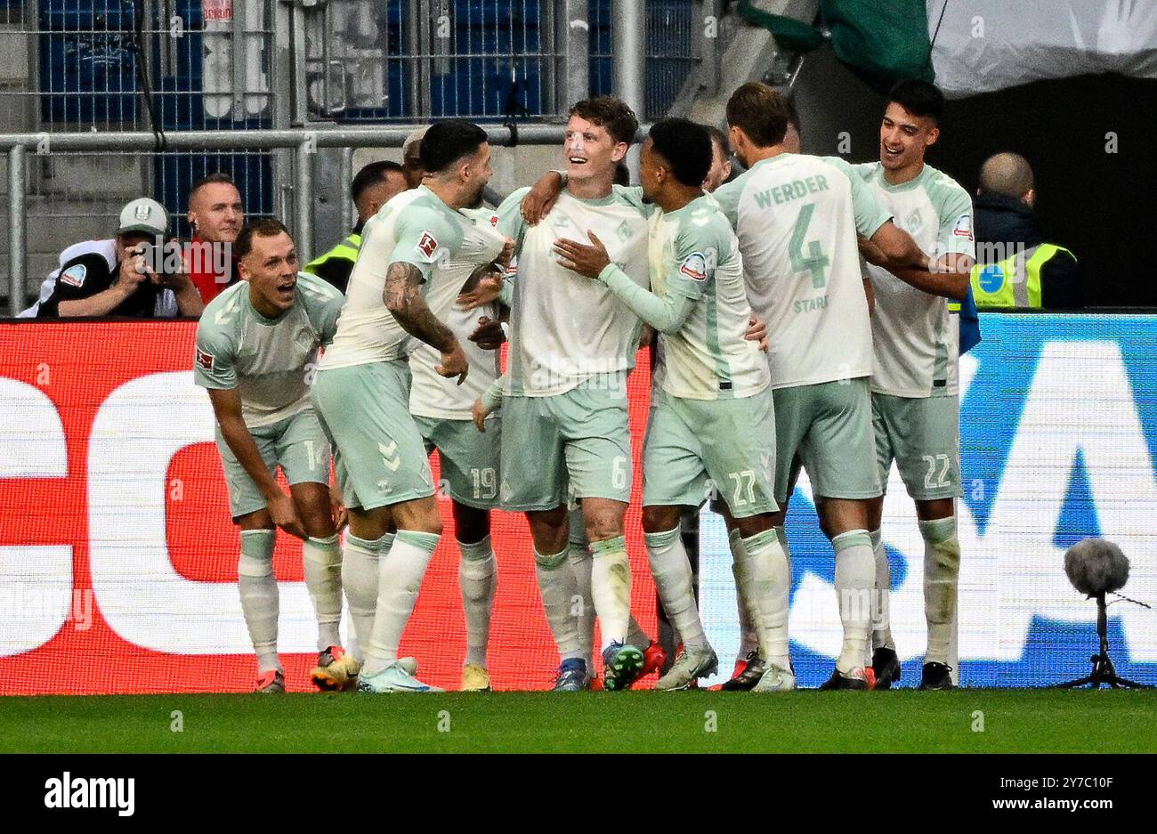 TOR zum 3:4 Jens Stage SV Werder Brema SVW (06) Torjubel Felix Agu SV Werder Brema SVW (27) Derrick Koehn SV Werder Brema SVW (19) Julian Malatini SV Werder Brema SVW (22) Anthony Jung SV Werder Brema SVW (03) TSG 1899 Hoffenheim vs. SV Werder Brema, Fussball, Bundesliga, 5. Spieltag, Saison 2024/2025, 29.09.2024 foto: Eibner-Pressefoto/Michael Weber Foto Stock