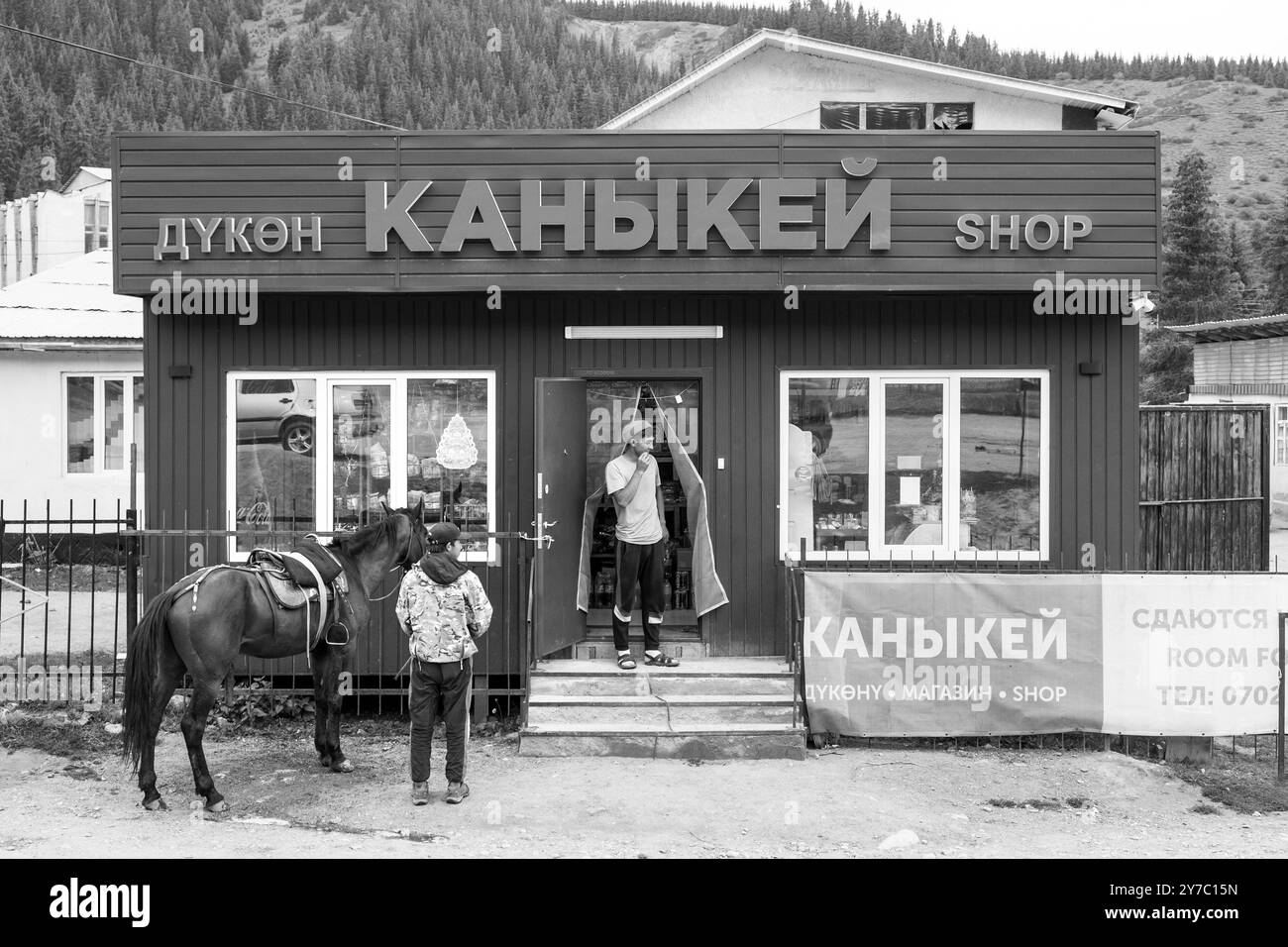 Kirghizistan, villaggio di Djety-Oguz, negozio locale Foto Stock