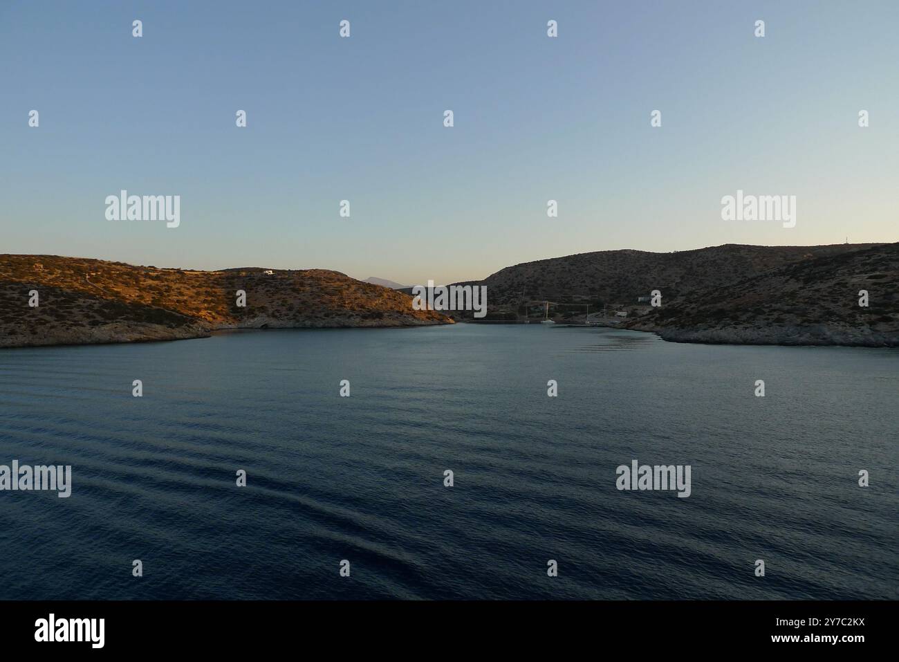 Splendido paesaggio marino al tramonto sull'isola greca, foto orizzontale con spazio per copiare Foto Stock