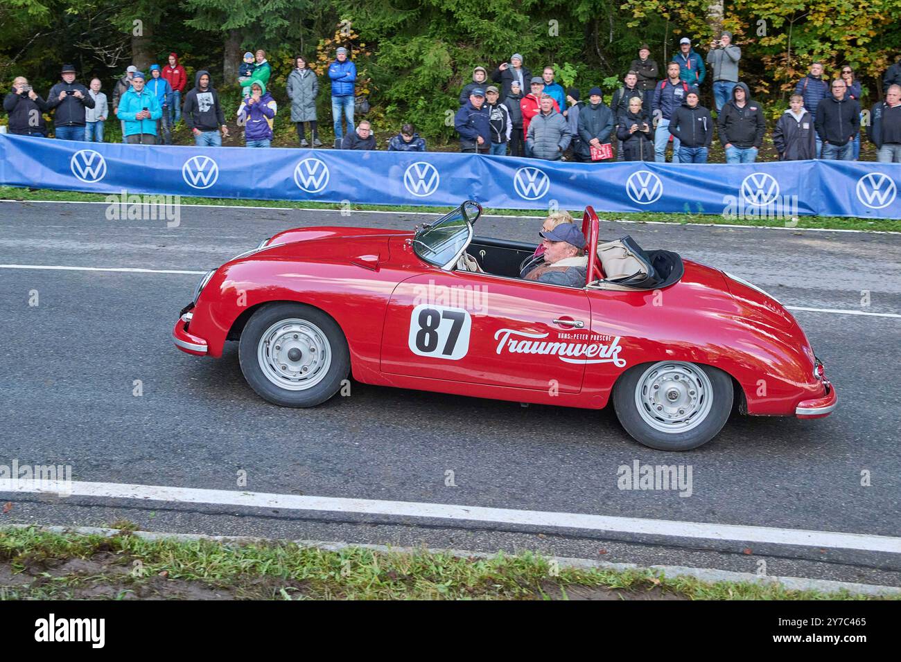 Berchtesgaden, Germania. 29 settembre 2024. Berchtesgaden, Deutschland 27.- 29. Settembre 2024: Internationaler Edelweiss-Bergpreis Rossfeld Berchtesgaden - 2024 Im Bild: Jochen Mass mit Porsche 356 A Carrera GS/GT Speedster Credit: dpa/Alamy Live News Foto Stock