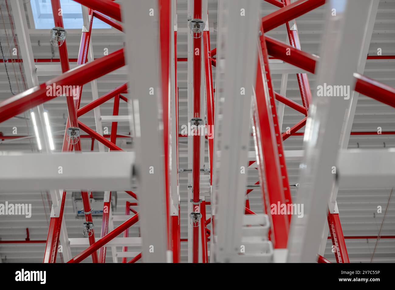 Fotografia ravvicinata della testina dell'impianto sprinkler all'interno dell'impianto di scaffalatura del magazzino dell'impianto di produzione Foto Stock