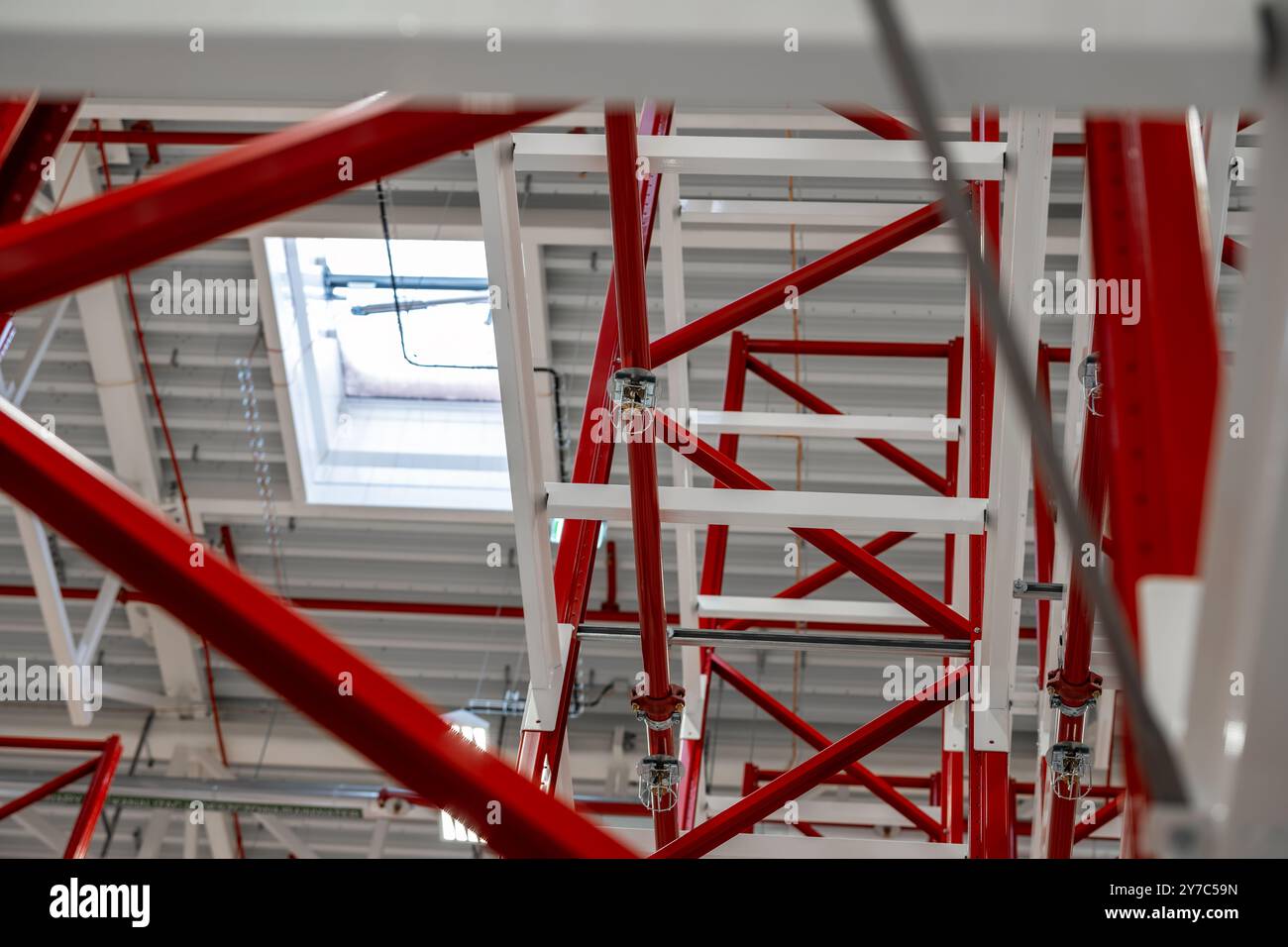 Fotografia ravvicinata della testina dell'impianto sprinkler all'interno dell'impianto di scaffalatura del magazzino dell'impianto di produzione Foto Stock