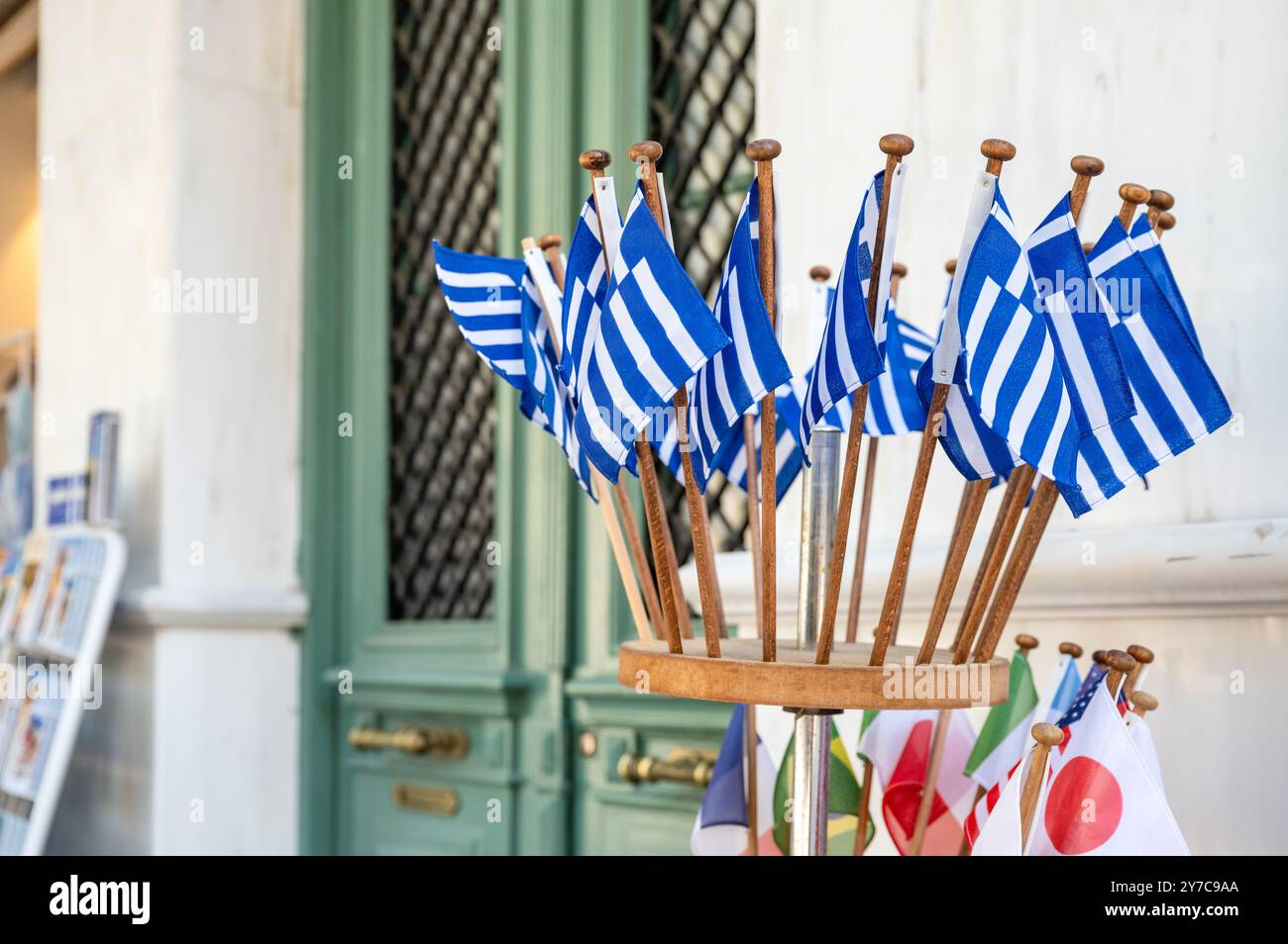 Piccole bandiere nazionali greche in vendita fuori da un negozio ad Atene, Grecia. Foto Stock