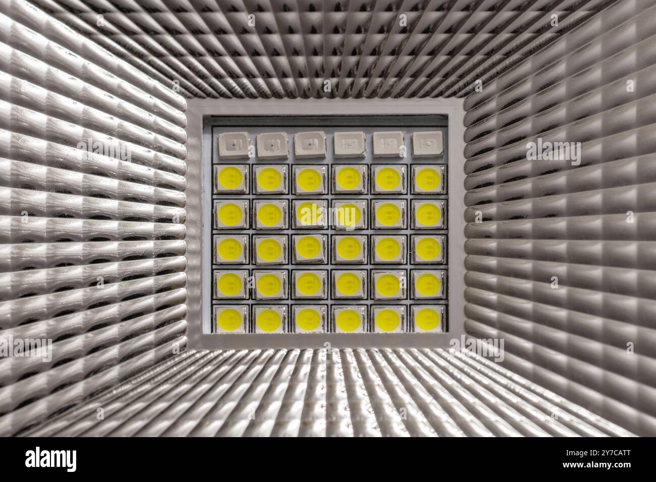 Lampada a LED. Luce diffusa. Riflettore argento. Sorgente luminosa a risparmio energetico Foto Stock
