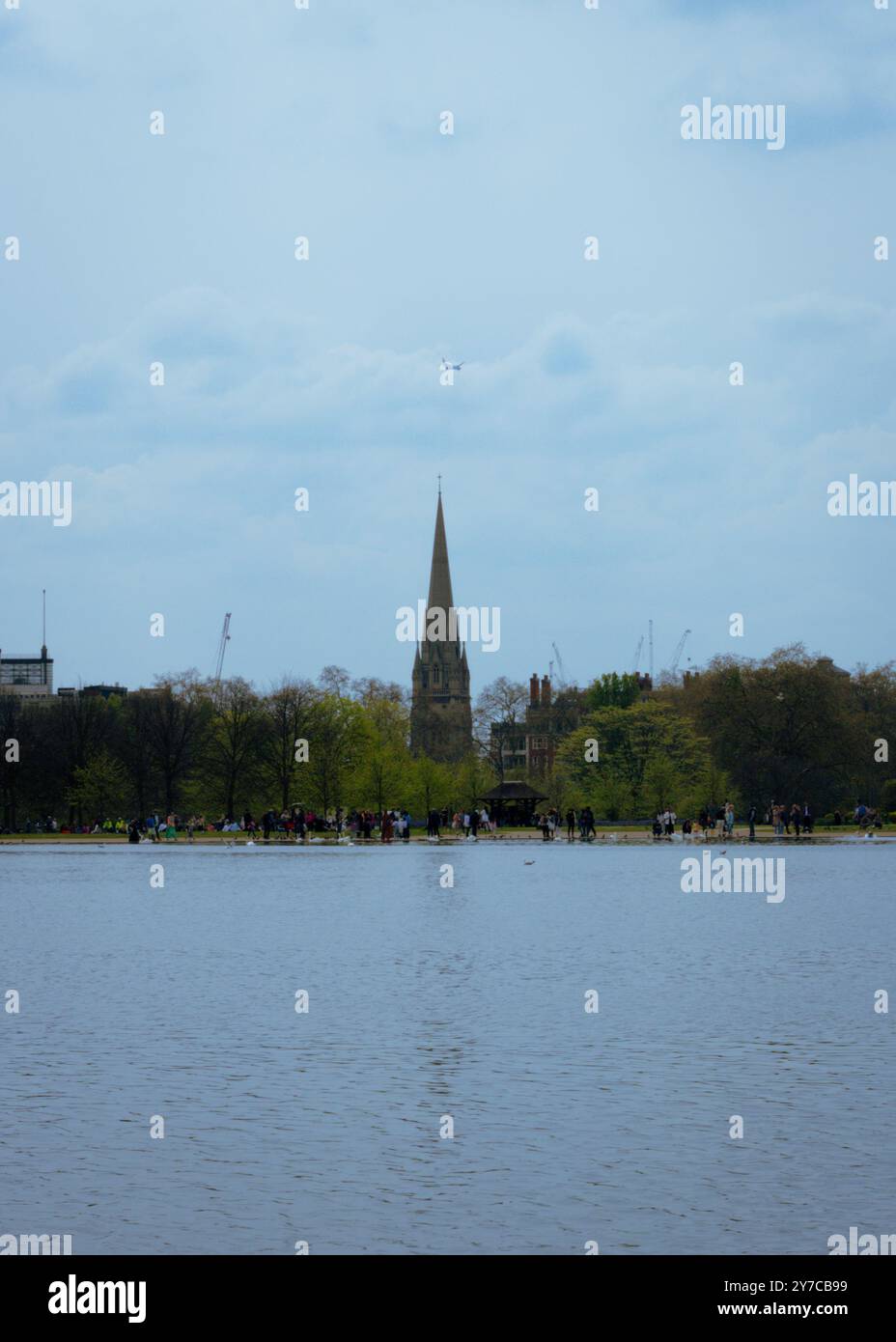 Londra, Inghilterra, aprile 30 2023: Albert Memorial a Kensington Gardens vista dal laghetto principale Foto Stock