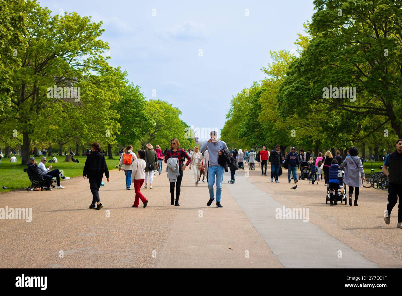 Londra, Inghilterra, aprile 30 2023: Kensington Gardens con una folla che cammina e si gode la giornata luminosa Foto Stock