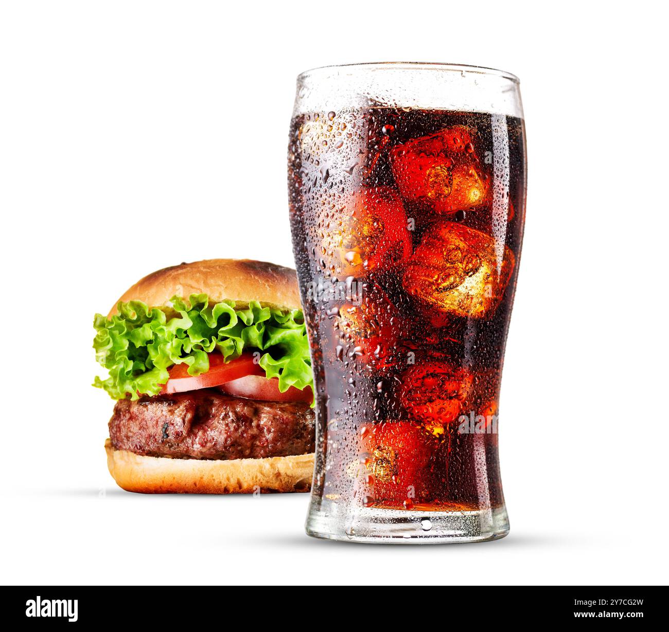 Una combinazione classica di cola e hamburger isolati su sfondo bianco, perfetta per la presentazione di cibi o la pubblicità di prodotti fast food Foto Stock