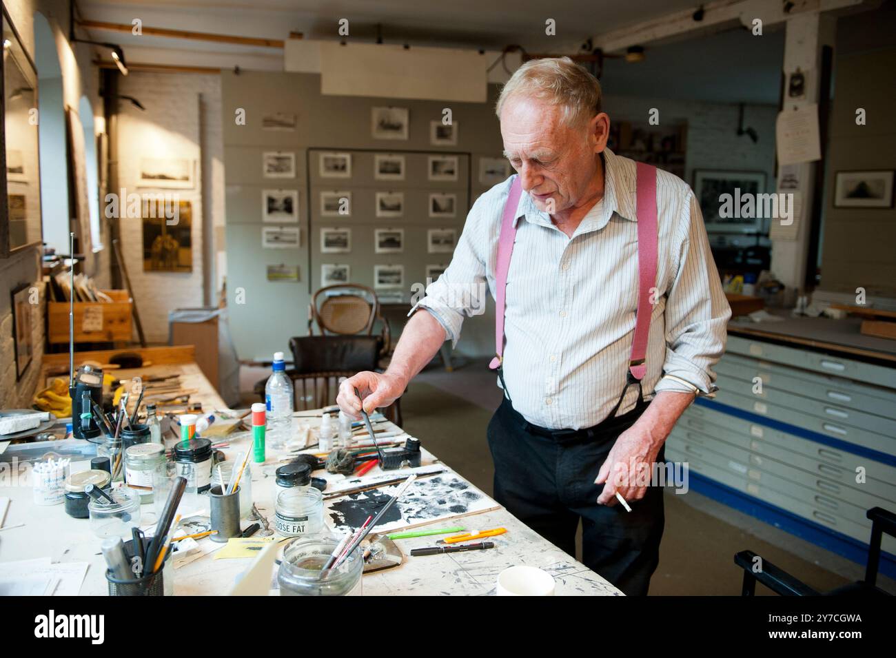 Norman Ackroyd nel suo studio/casa in Morocco Street a Bermondsey, Londra sud, Regno Unito. Foto Stock