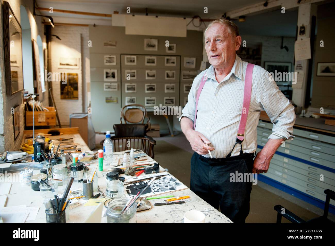 Norman Ackroyd nel suo studio/casa in Morocco Street a Bermondsey, Londra sud, Regno Unito. Foto Stock