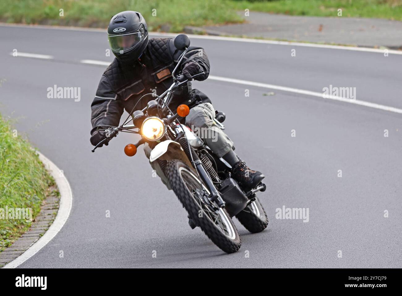 Lebensgefahr auf zwei Rädern Motorradfahrer bewegen sich mit teils hohen Geschwindigkeiten und sehr engen Kurven auf einer Landstraße. In vielen Fällen ist die Kleidung ungenügend. Wülfrath-Aprath Nordrhein-Westfalen Deutschland Aprather Weg / Wiedener Straße *** pericolo di vita su due ruote i motociclisti si muovono a volte ad alta velocità e su curve molto strette su una strada di campagna in molti casi, l'abbigliamento è inadeguato Wülfrath Aprath Renania settentrionale-Vestfalia Germania Aprather Weg Wiedener Straße Foto Stock