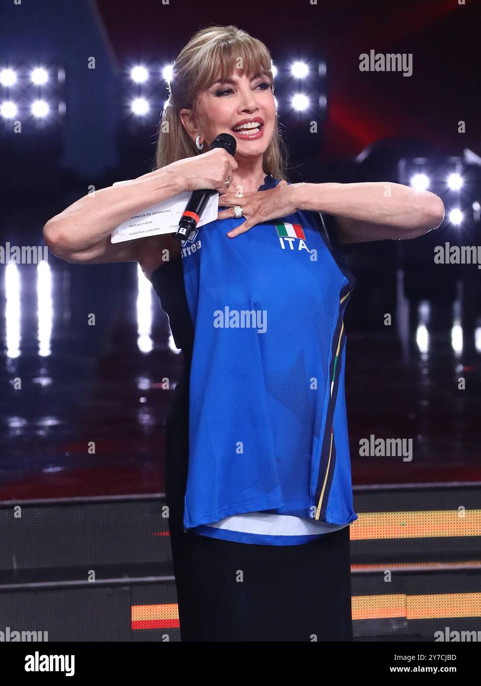 Roma, sala Rai del foro Italico, programma televisivo "Dancing with the Stars". Nella foto: Milly Carlucci con la maglia della nazionale italiana di pallavolo femminile Foto Stock