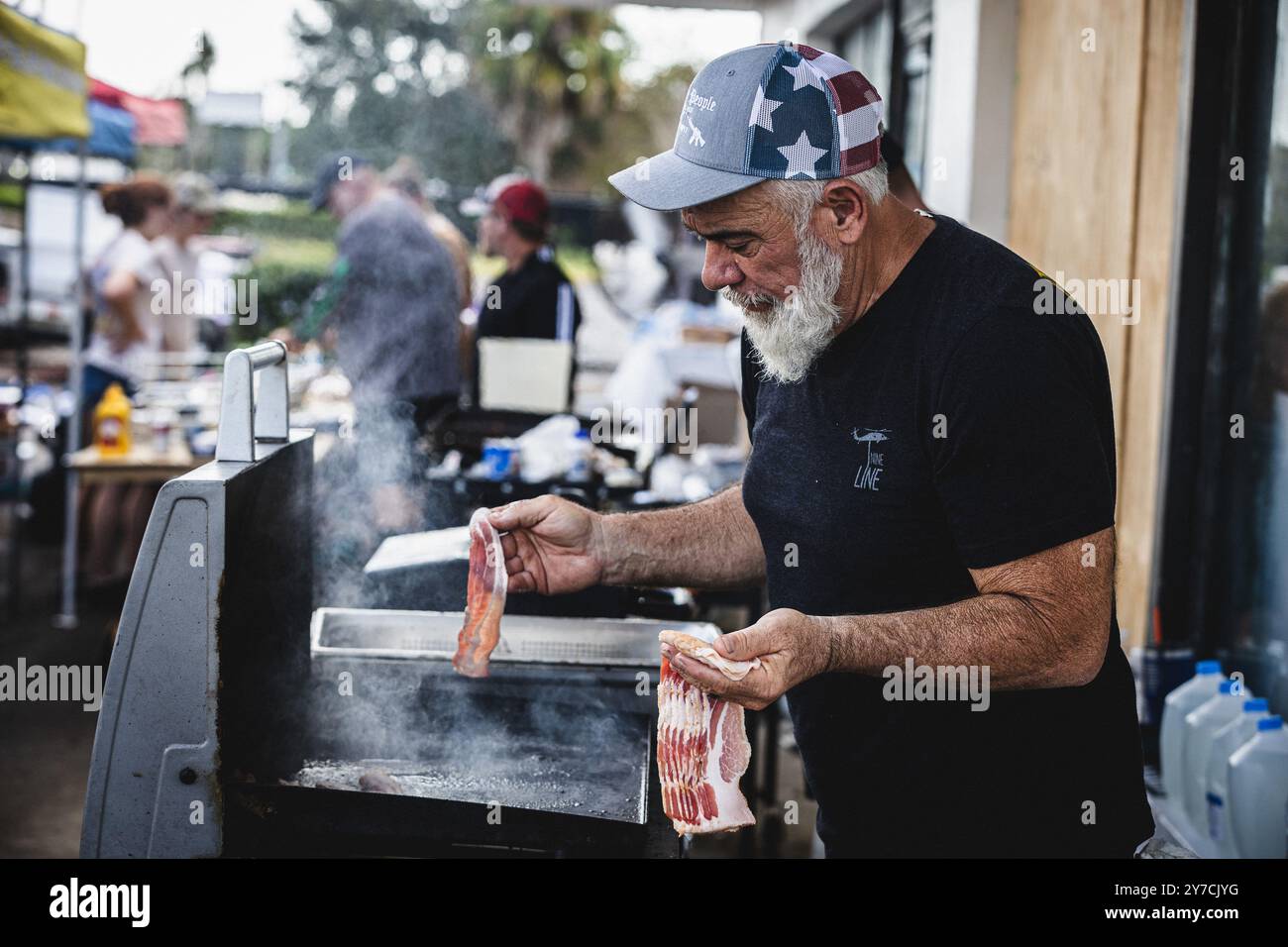 Hudson, Florida, Stati Uniti. 29 settembre 2024. Residente a Hudson, JOHNNY STUCCO cucina e nutre le persone nel sito di mutuo soccorso organizzato dalla Shady Hills Little League nella città di Hudson. Il sito è stato istituito per alimentare i membri della comunità colpiti negativamente dall'alta ondata di tempesta causata dall'URAGANO HELENE. (Credit Image: © Dave Decker/ZUMA Press Wire) SOLO PER USO EDITORIALE! Non per USO commerciale! Crediti: ZUMA Press, Inc./Alamy Live News Foto Stock