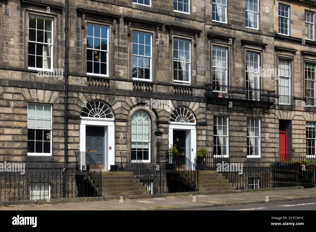 Heriot Row, Una delle strade più importanti della seconda città nuova di Edimburgo, con edifici in pietra di epoca georgiana Foto Stock