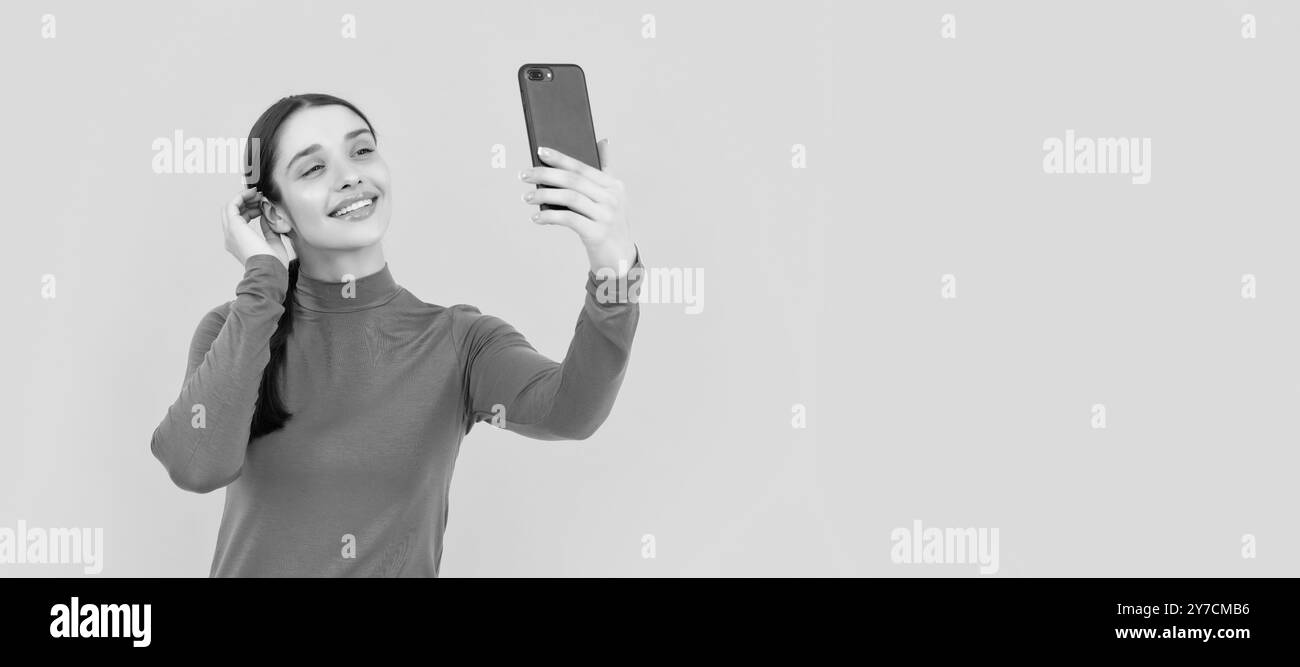 Donna isolato volto ritratto, banner con spazio copia. donna allegra fare foto selfie su telefono cellulare, video. Foto Stock