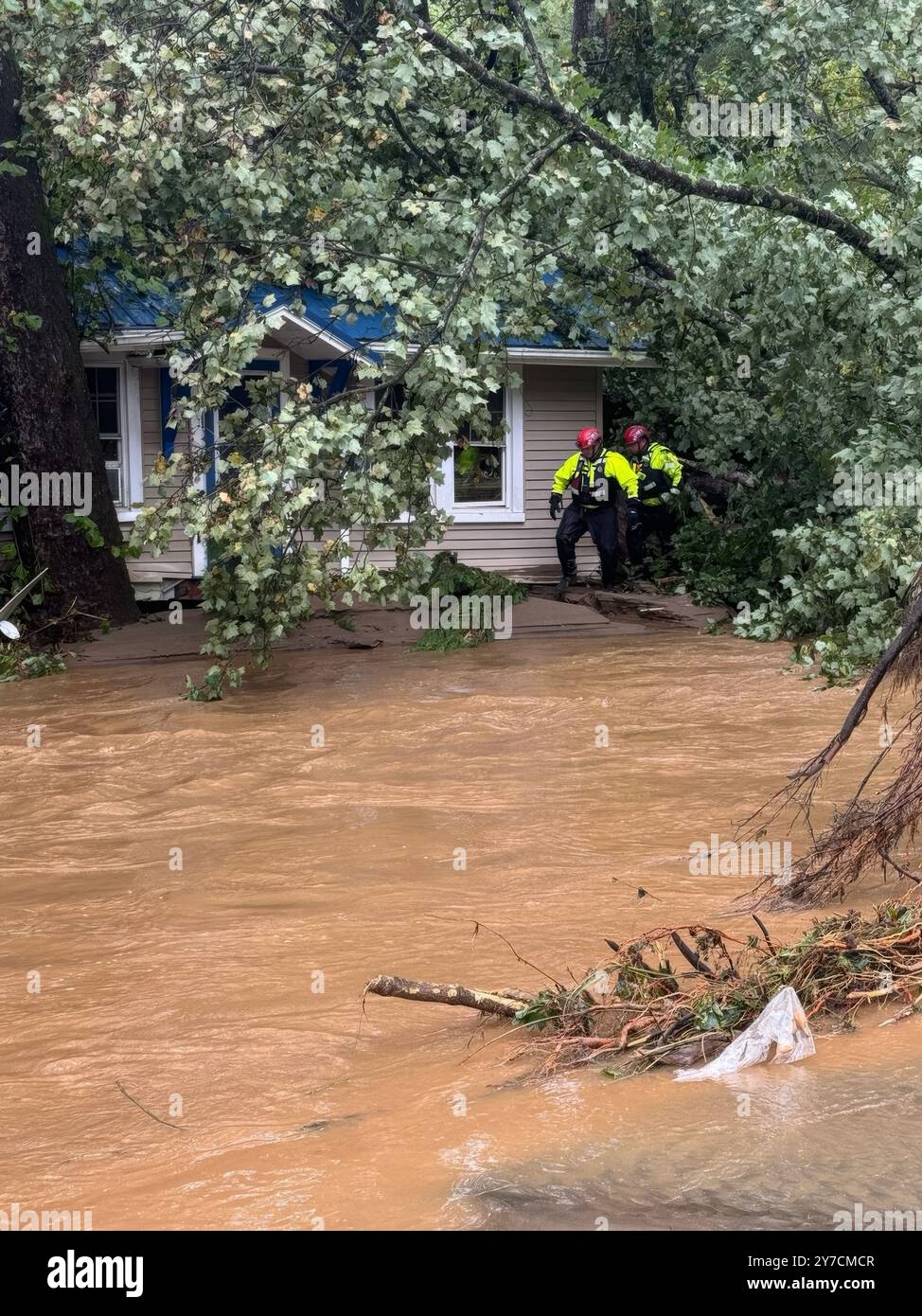 Contea di Haywood, Stati Uniti. 28 settembre 2024. I membri della FEMA Massachusetts Task Force 1 conducono ricerche e soccorsi nelle inondazioni causate dall'uragano Helene, il 28 settembre 2024 nella contea di Haywood, Carolina del Nord. Crediti: FEMA Visuals/FEMA/Alamy Live News Foto Stock