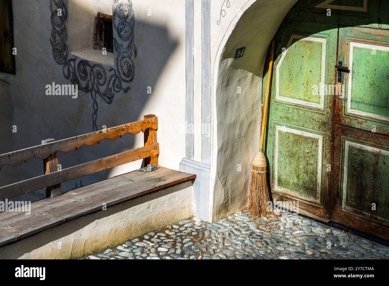 Scopa nel villaggio di Guarda, patrimonio protetto, Svizzera Foto Stock