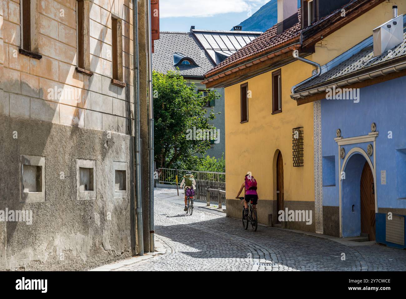 Ciclisti nel Villaggio di Sent, Patrimonio protetto, Grigioni, Svizzera Foto Stock