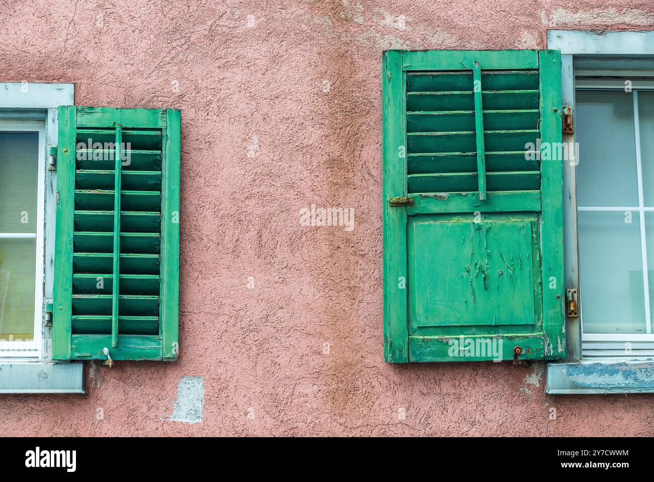 Finestre con Green Shutters nel centro storico di Maienfeld, Svizzera Foto Stock