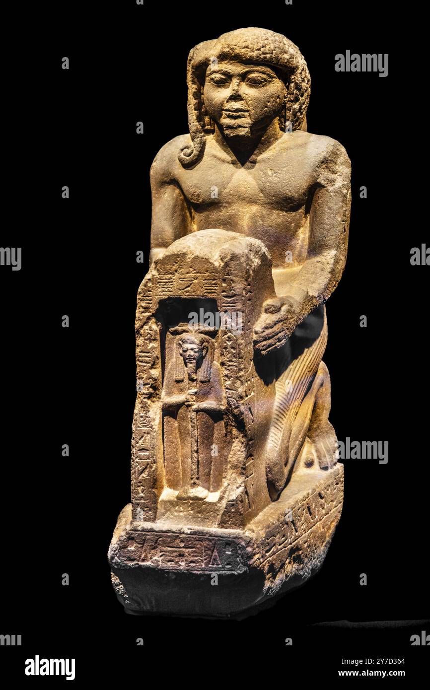 Statua di Chaemwaset con una figura di Ptah dalla mostra: Ramses the Great e l'oro dei faraoni, Colonia, Renania settentrionale-Vestfalia, Ger Foto Stock