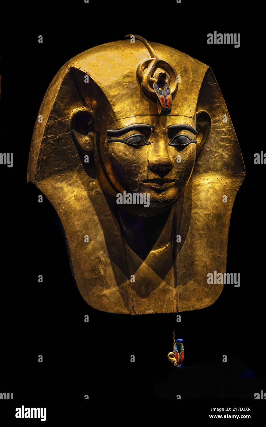 Maschera in legno dorato dalla bara di Amenemope dalla mostra: Ramses the Great and the Gold of the Pharaohs, Colonia, Renania settentrionale-Vestfalia, G. Foto Stock