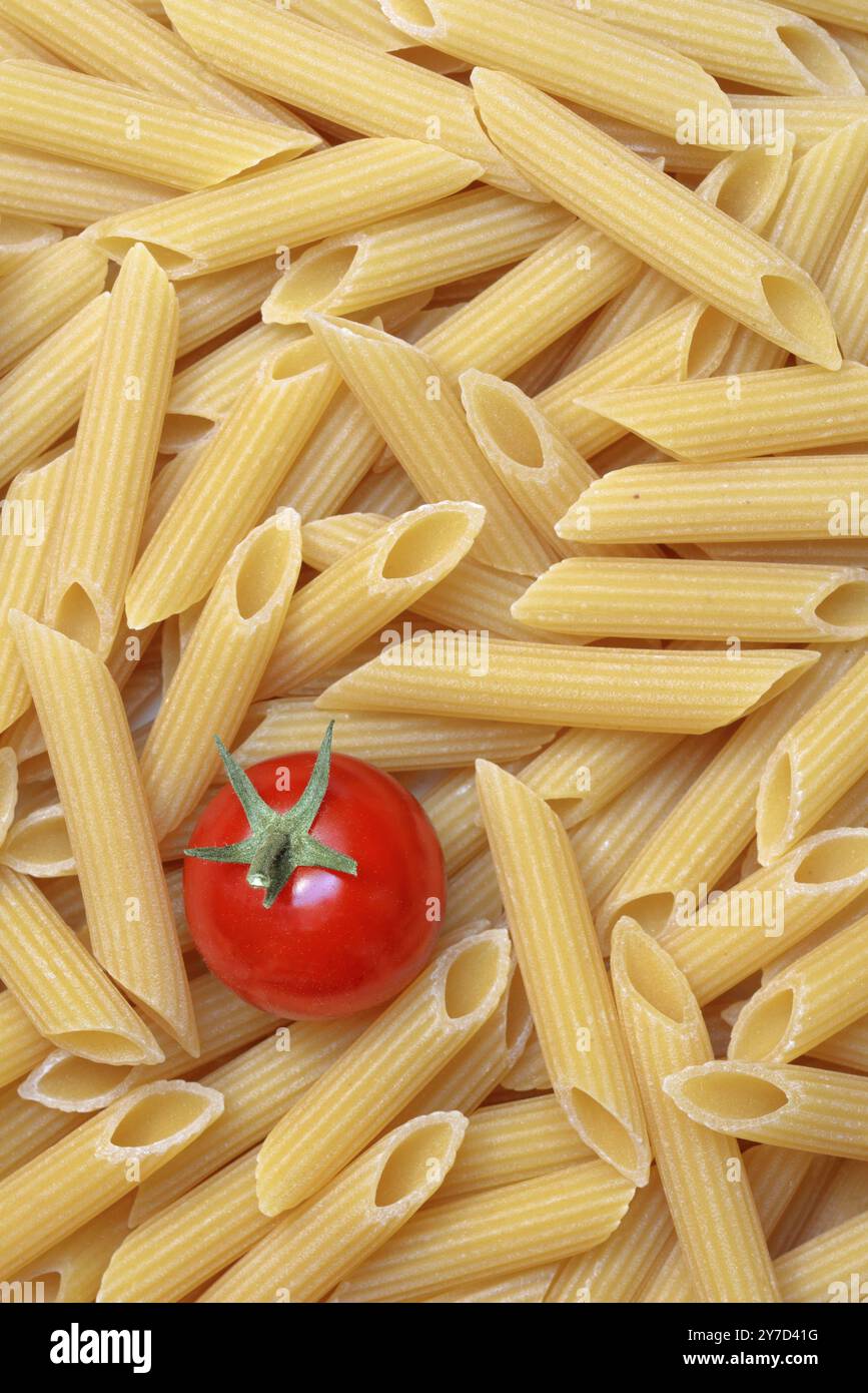 Pasta, penne italiane e pomodoro Foto Stock