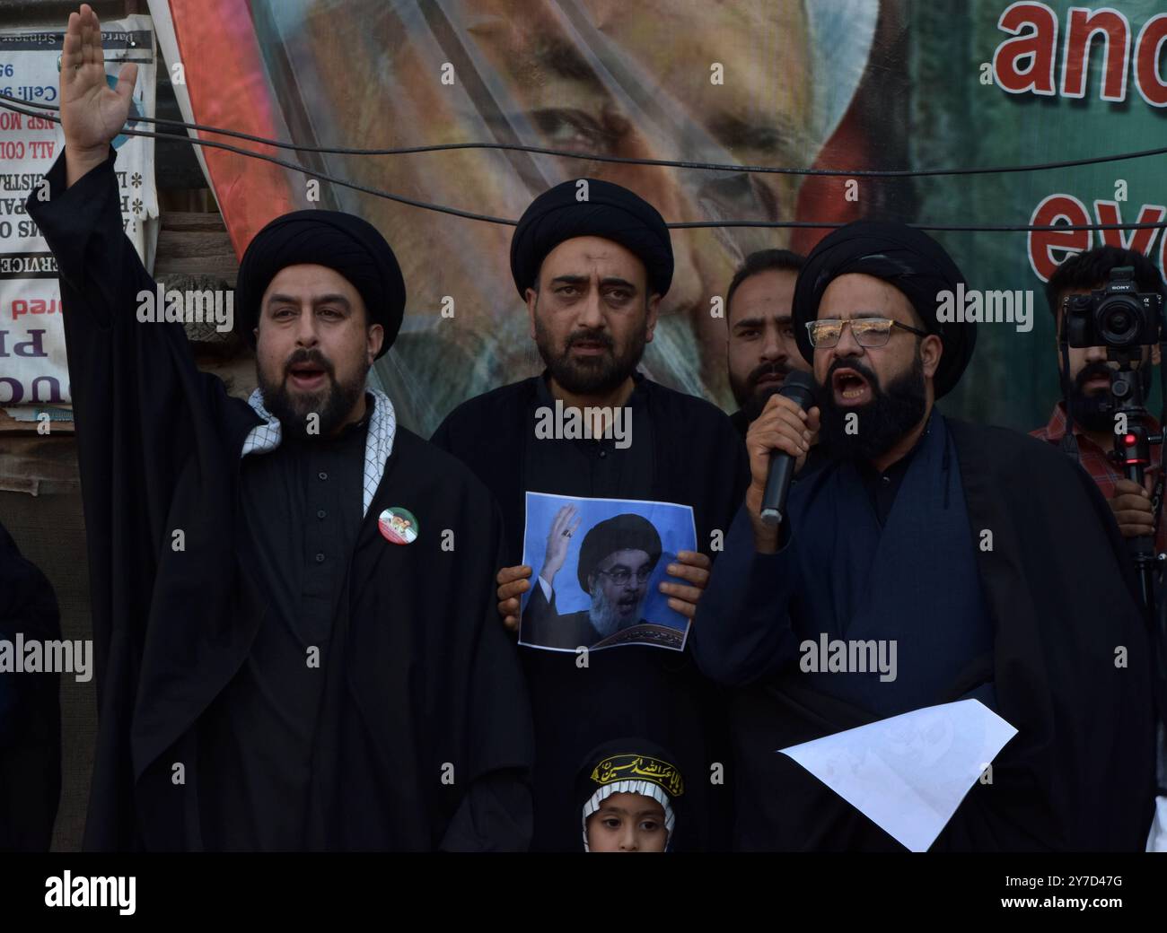 Srinagar, India. 29 settembre 2024. Il 29 settembre 2024, i musulmani sciiti del Kashmir scesero per le strade di Srinagar, in India, protestando per l'uccisione del leader degli Hezbollah Hassan Nasrallah. Durante la manifestazione, hanno cantato slogan contro Israele . (Foto di Danish Showkat/Sipa USA). Crediti: SIPA USA/Alamy Live News Foto Stock