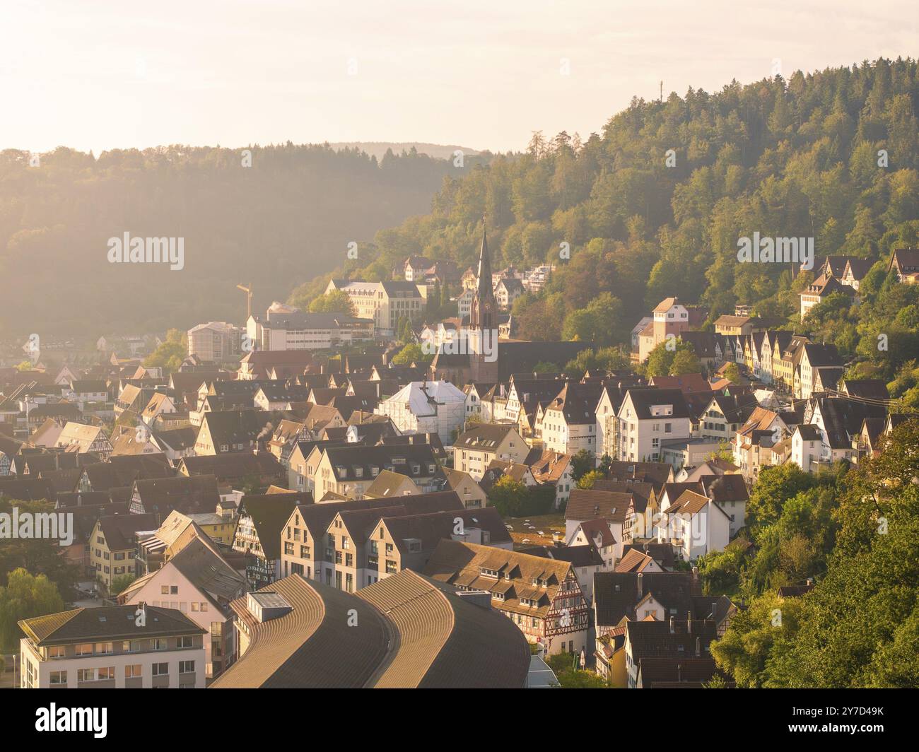 Una città con numerosi edifici e una grande chiesa, circondata da foreste e colline prese dall'aria, Calw, Foresta Nera, Germania, Europa Foto Stock