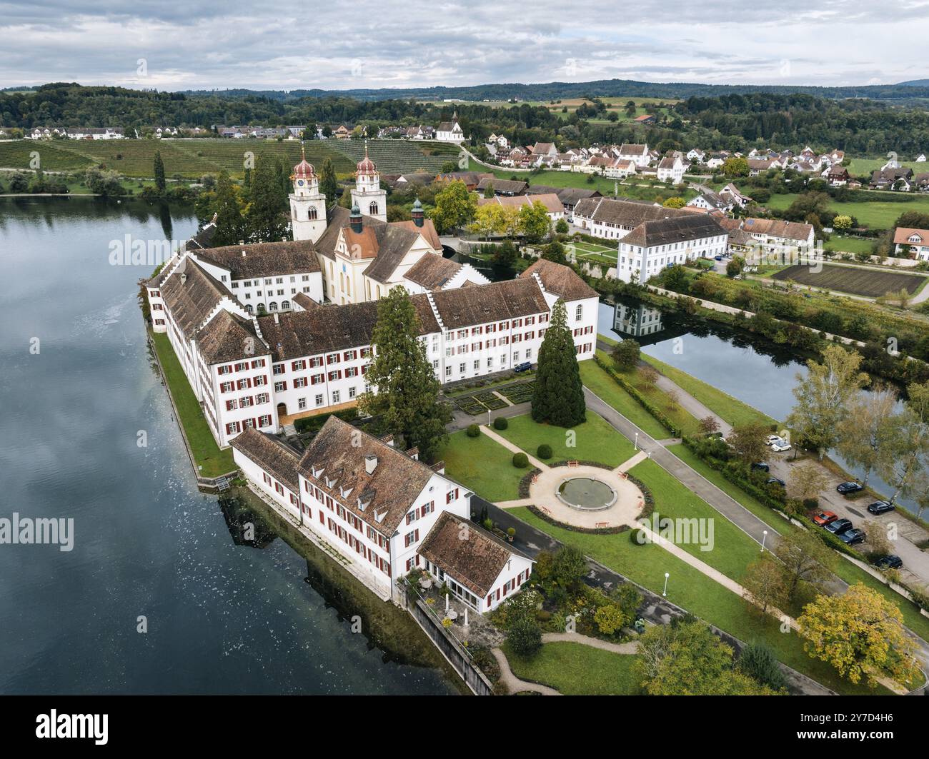 Vista aerea dell'ex abbazia benedettina con la chiesa del monastero di Santa Maria sul Reno, isola di Rheinau, Andelfingen, Canton Zurigo, Svizzerastra Foto Stock