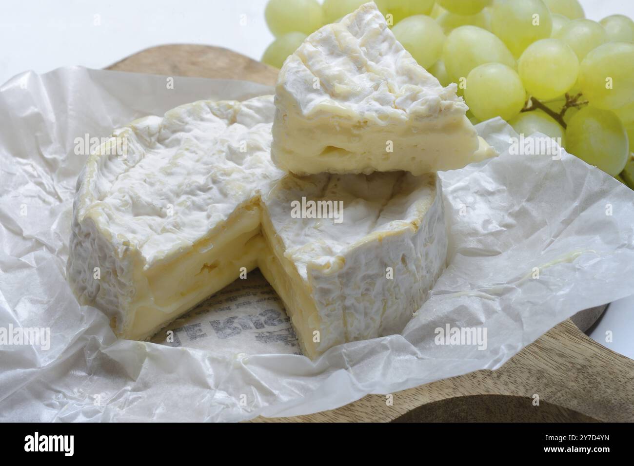 Camembert francese, formaggio su tavola di legno Foto Stock