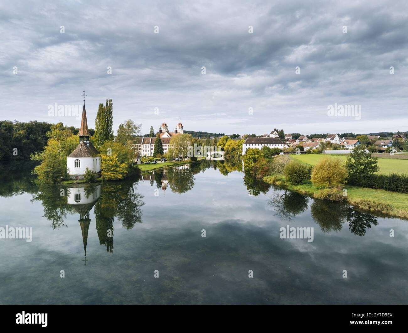 Vista aerea dell'ex abbazia benedettina con la chiesa del monastero di Santa Maria e la chiesa a punta di Santa Maddalena sull'isola Reno di Rheinau Foto Stock