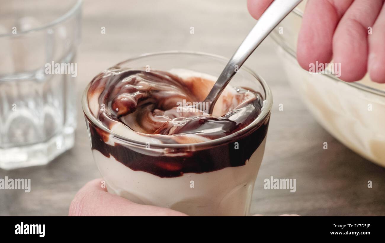 Budino alla vaniglia con guarnizione al cioccolato. Perfetto dessert da primo piano in un bicchiere Foto Stock