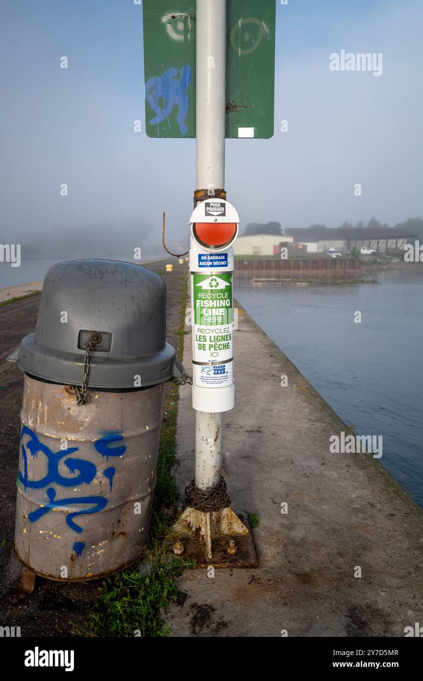 Centro di riciclaggio delle lenze di pesca sul molo per promuovere un ambiente pulito e la protezione dei pesci e della vita marina Foto Stock