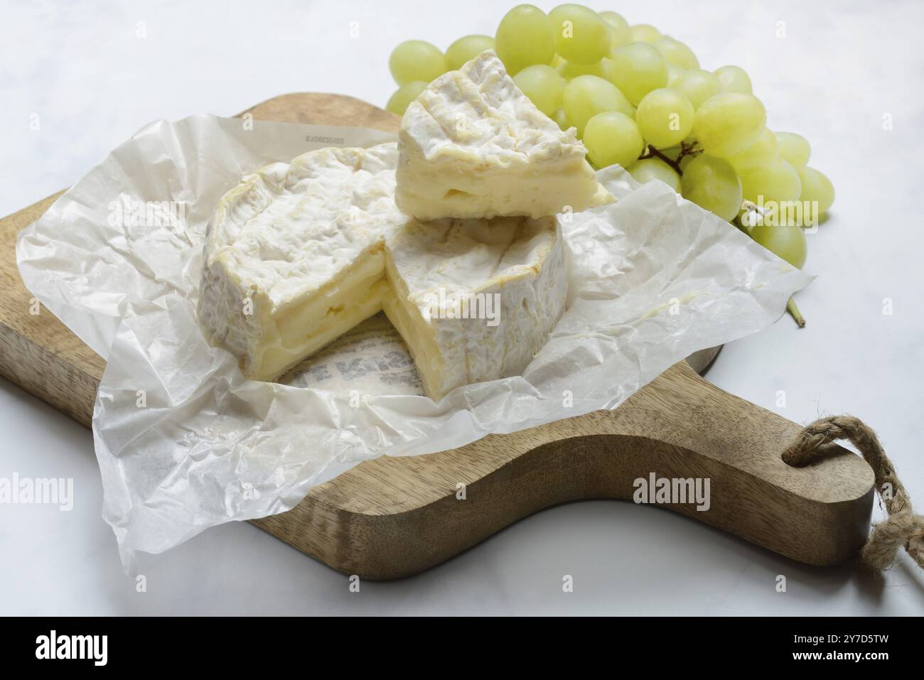Camembert francese, formaggio su tavola di legno Foto Stock