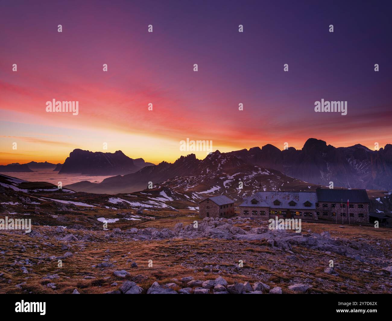 Schlernhaus all'alba, gruppo del Sassolungo e dietro il Catinaccio, Dolomiti, Sciliar, alto Adige, Italia, Europa Foto Stock