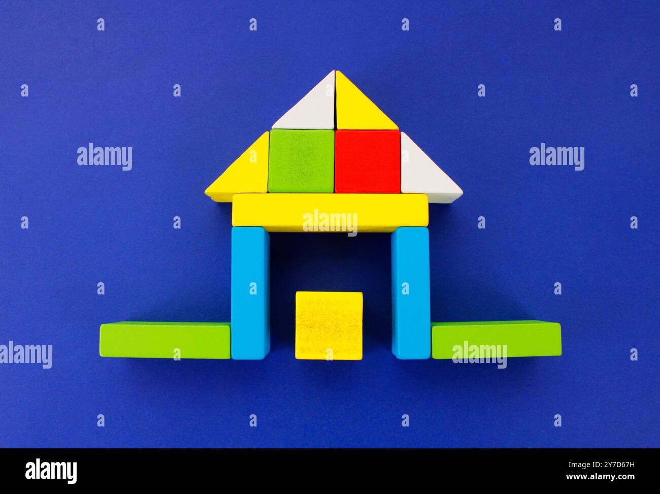 Casa costruita con figure geometriche colorate Foto Stock