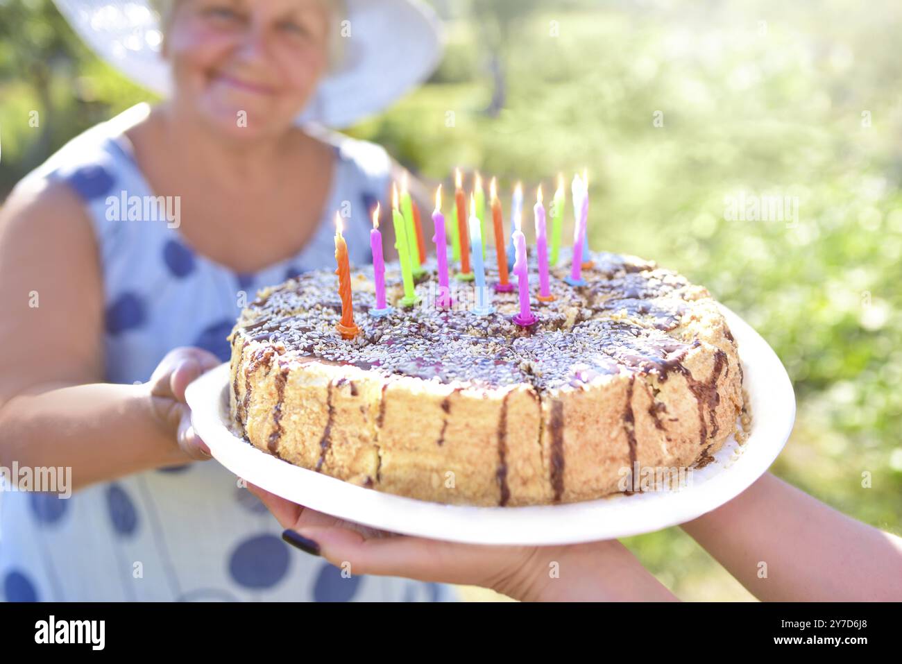 Famiglia che festeggia insieme il compleanno della nonna. Amore per la mamma. Buon compleanno. Buon compleanno Foto Stock