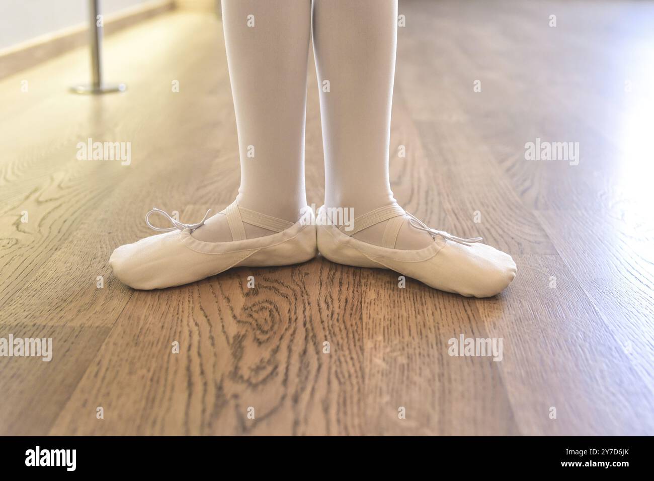 Le gambe di una bambina in scarpe pointe si preparano per le lezioni di balletto Foto Stock