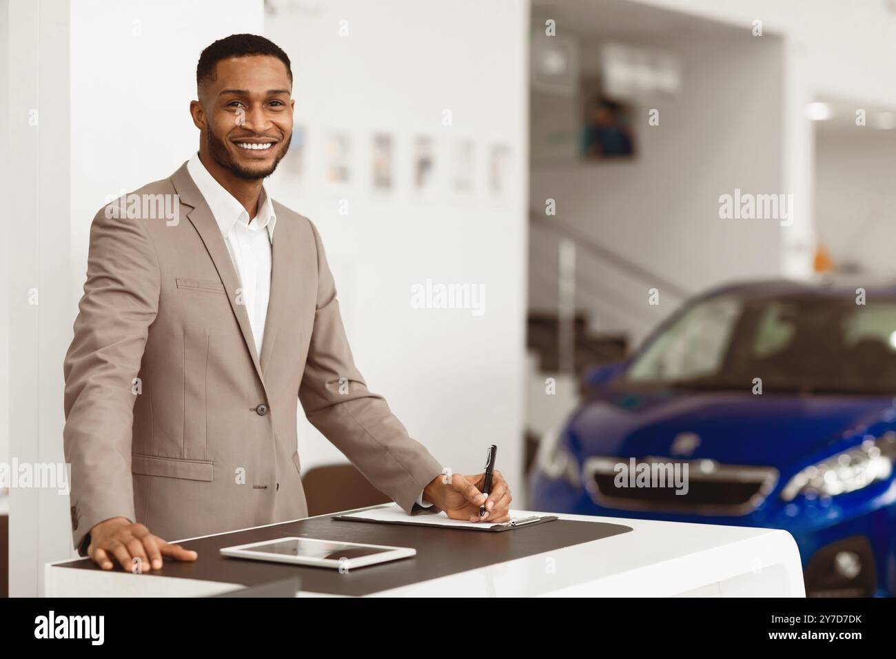 Responsabile Vendite Auto In Piedi Presso L'Ufficio Concessionario Di Lusso, Copy Space Foto Stock