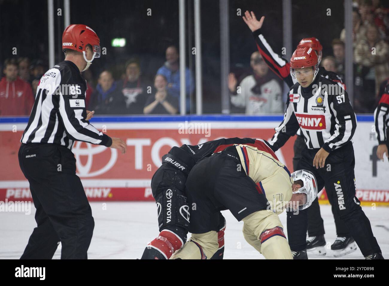 LanxessArena, Colonia, Renania settentrionale-Vestfalia, Joshua Currie (squali di Colonia, n. 18), Ryan Stoa (tigri di ghiaccio di Norimberga, n. 13), PENNY DEL, squali di Colonia- Foto Stock