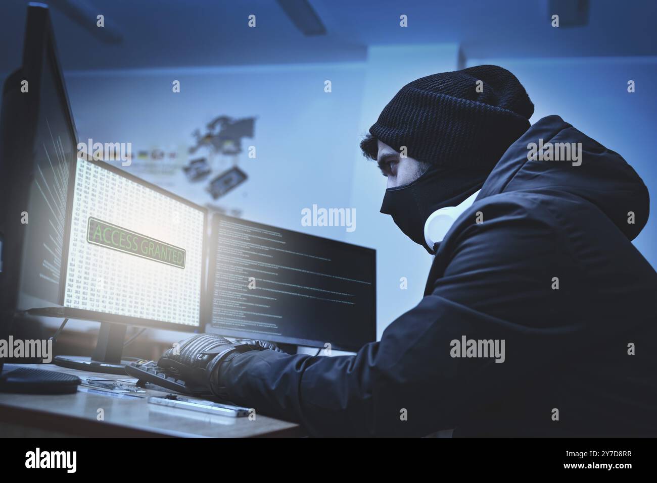 Vista laterale di un hacker che irrompe nei server di dati aziendali dal suo nascondiglio sotterraneo Foto Stock