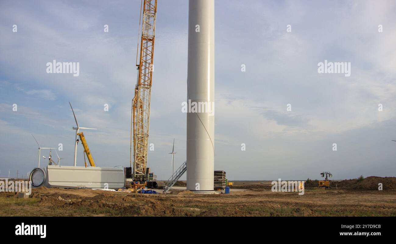 Cantiere di turbine eoliche, installazione di una gru per mulini a vento. Energia ecologica, tecnologie moderne, costruzione di generatori eolici Foto Stock