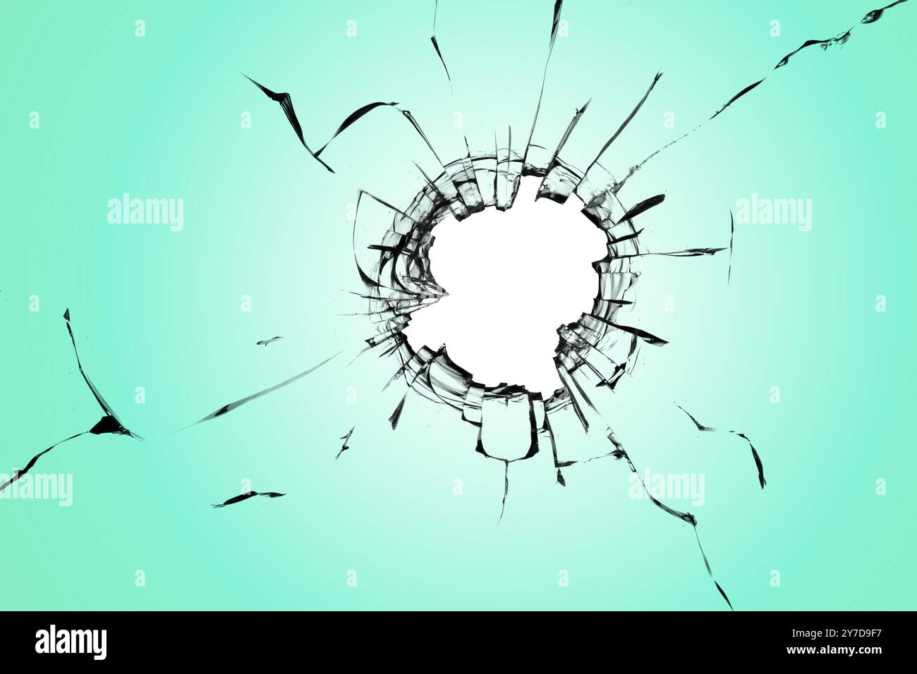 Un foro nel vetro con sfondo turchese, una finestra rotta da vandali. Effetto di distruzione. Texture creativa per il design Foto Stock