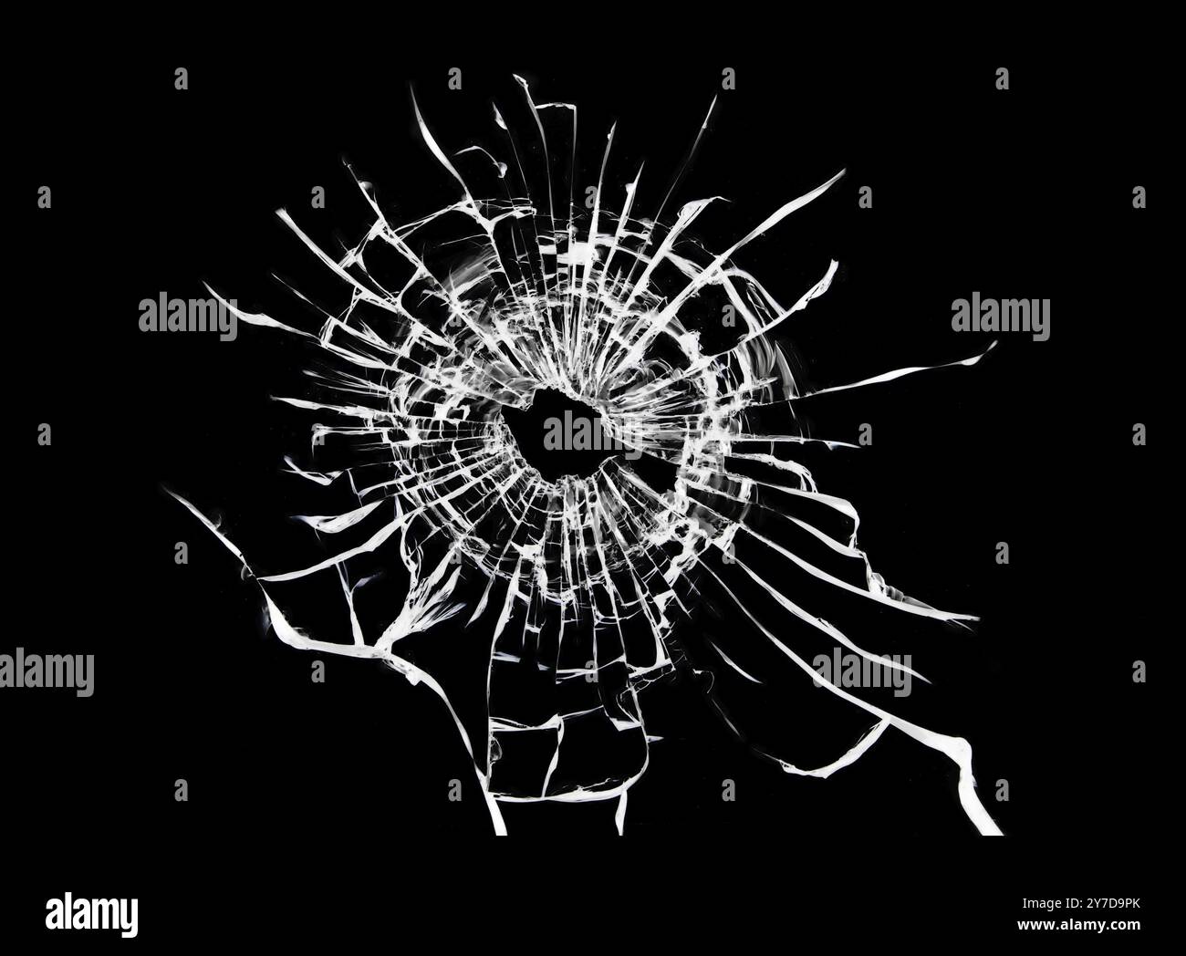 Vetro nero rotto. Trama di crepe sulla finestra Foto Stock