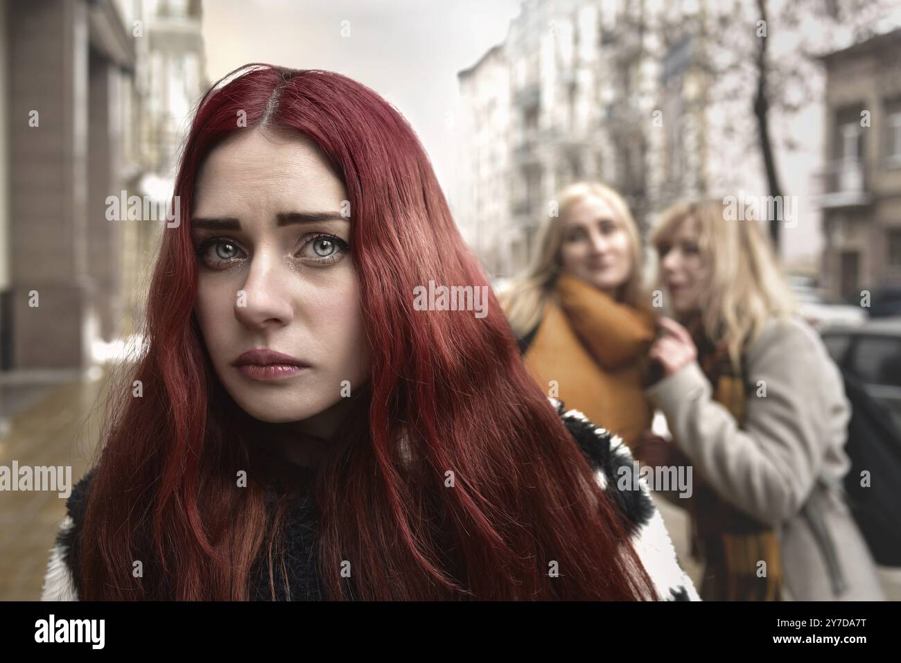 Una giovane studentessa depressa dai capelli rossi, vittima di bullismo da parte dei suoi compagni adolescenti, disturbata da sentimenti di disperazione e sofferente di oppressione. soci Foto Stock