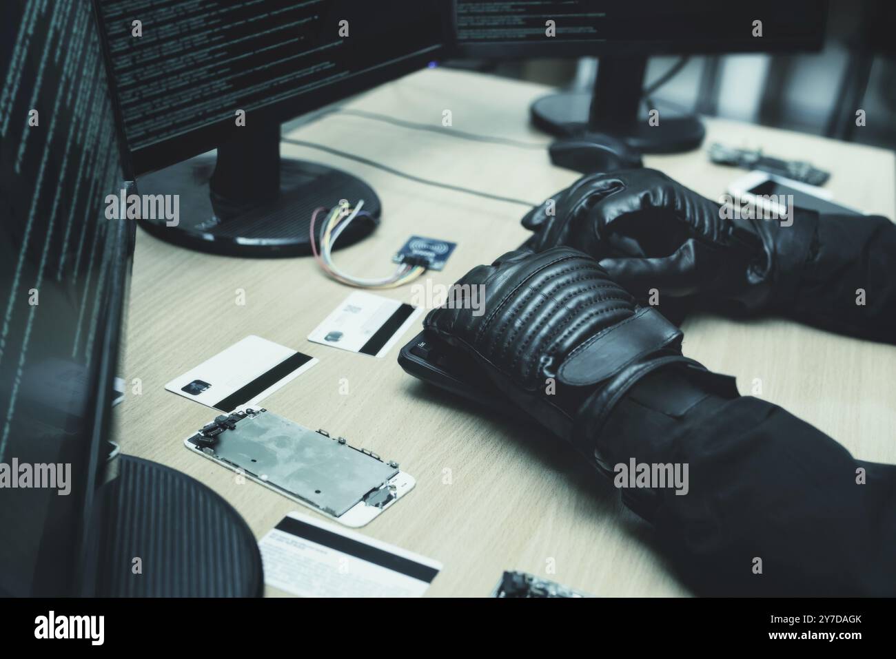 Ripresa dal back to Hacker l'inserimento nei server di dati aziendali dal suo Hideout sotterraneo. Primo piano Foto Stock